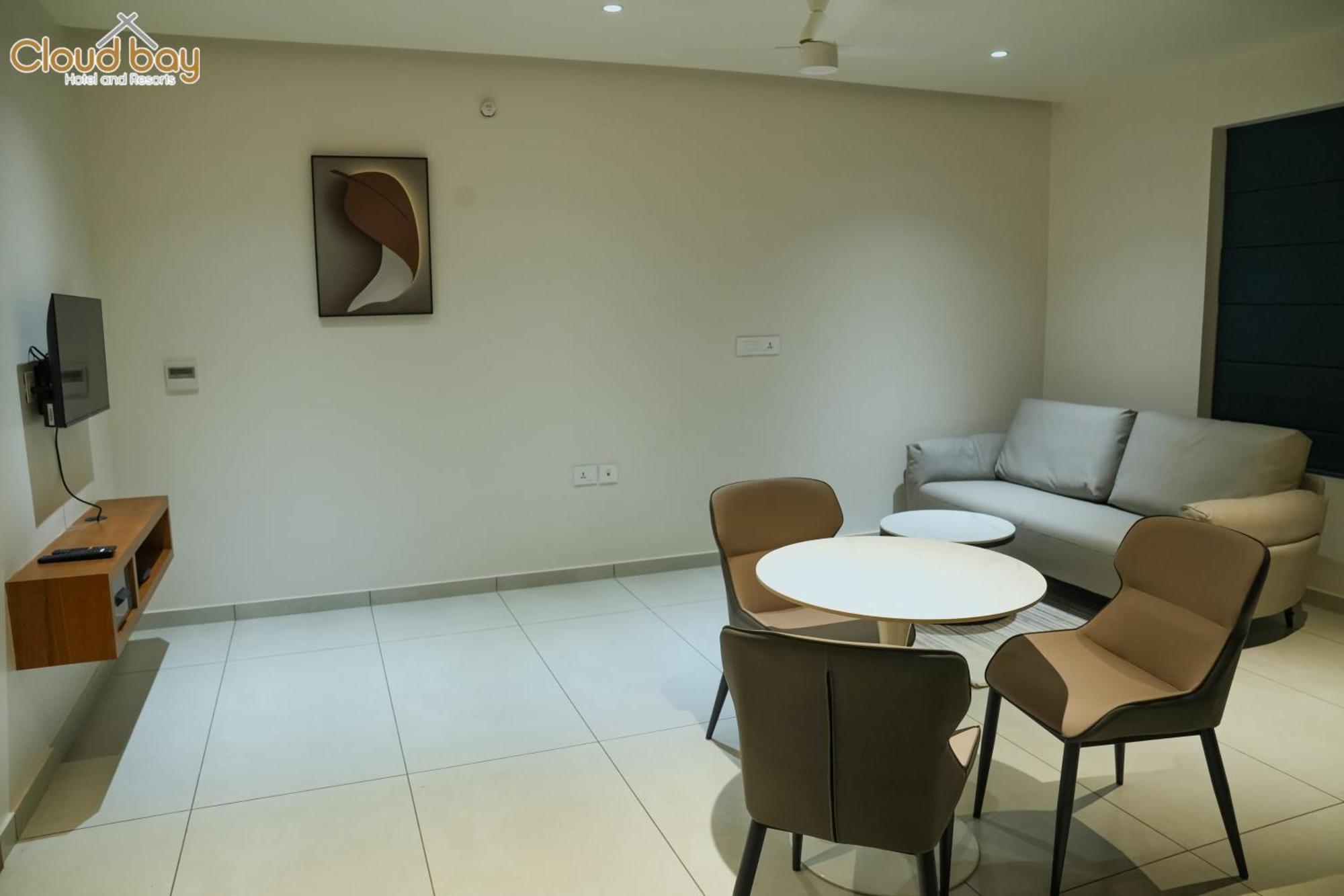 Hotel Cloud Bay Manjeri Bagian luar foto