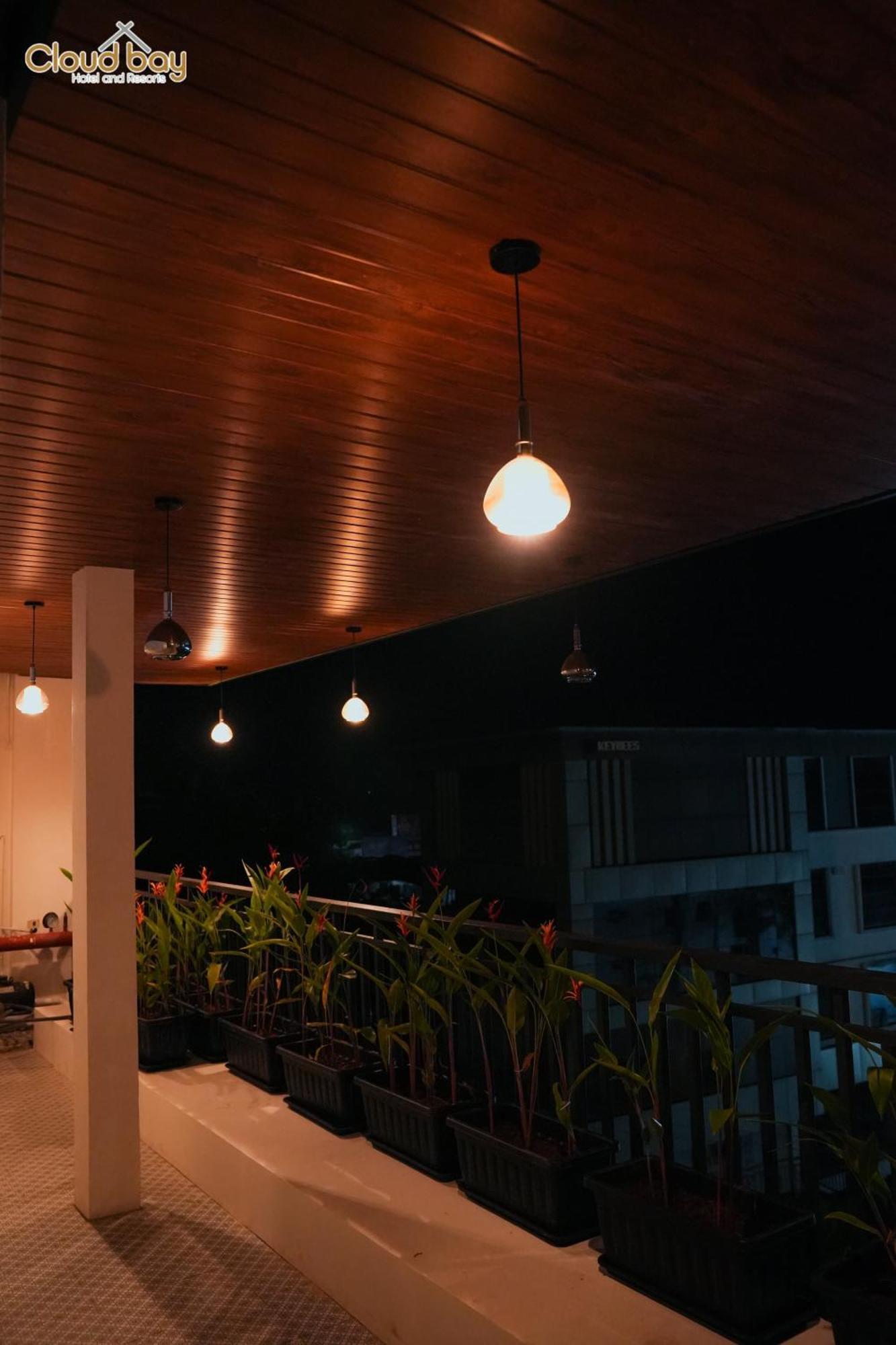 Hotel Cloud Bay Manjeri Bagian luar foto
