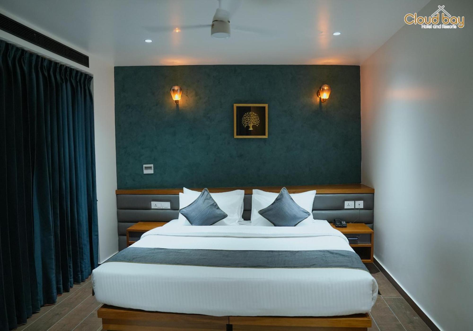 Hotel Cloud Bay Manjeri Bagian luar foto
