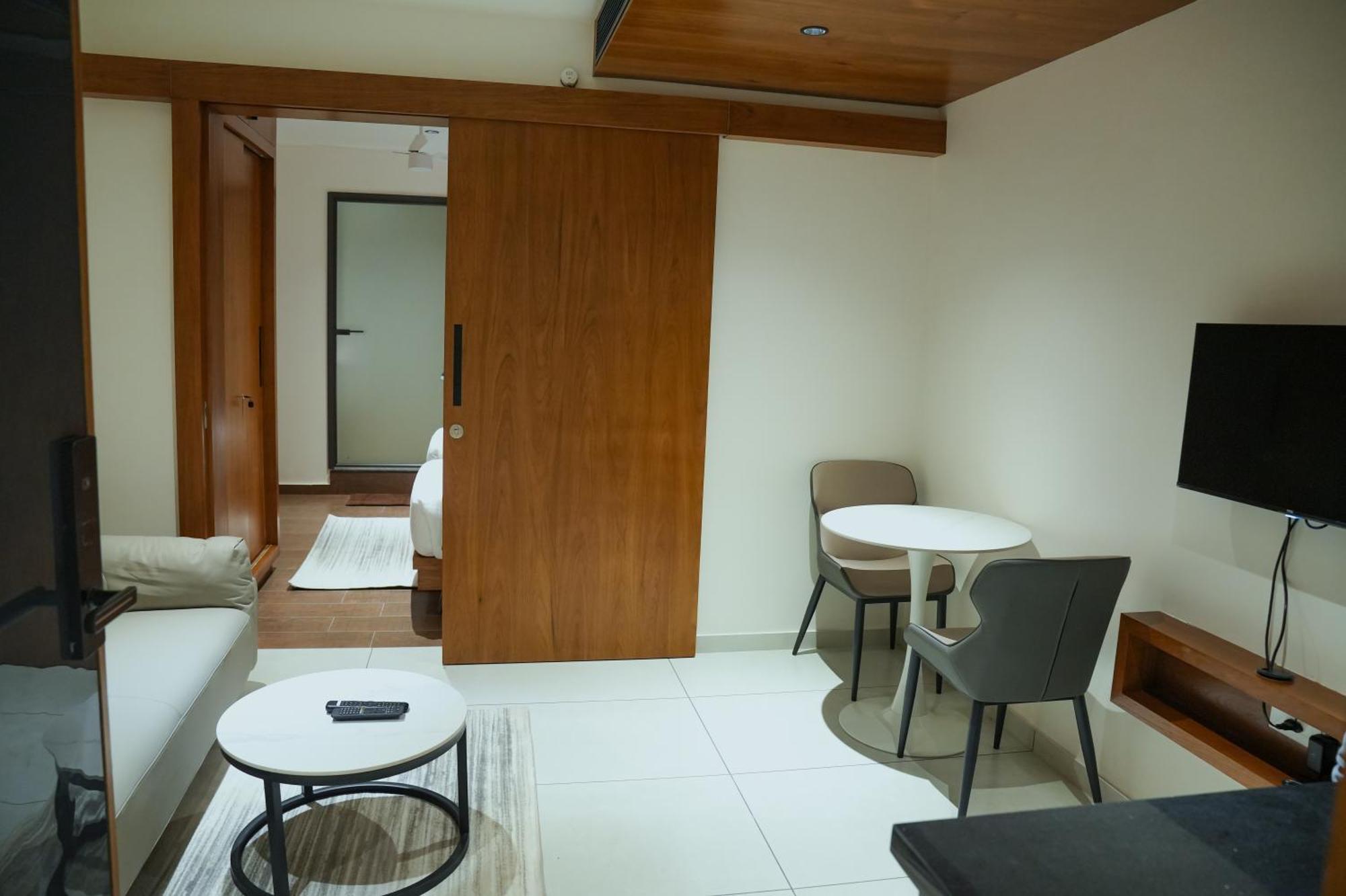 Hotel Cloud Bay Manjeri Bagian luar foto