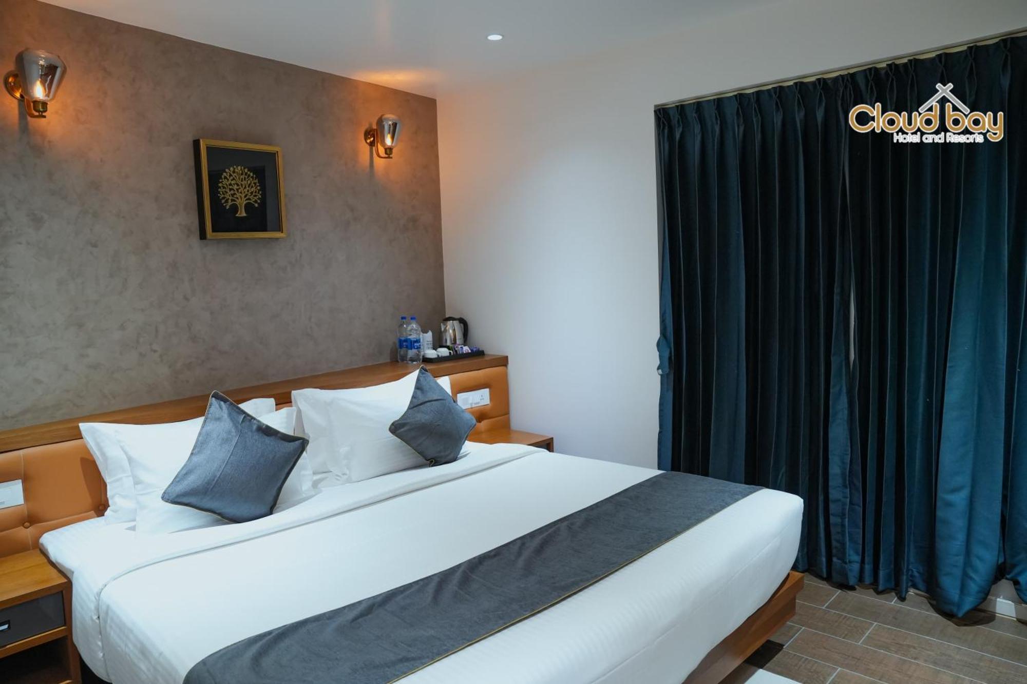 Hotel Cloud Bay Manjeri Bagian luar foto